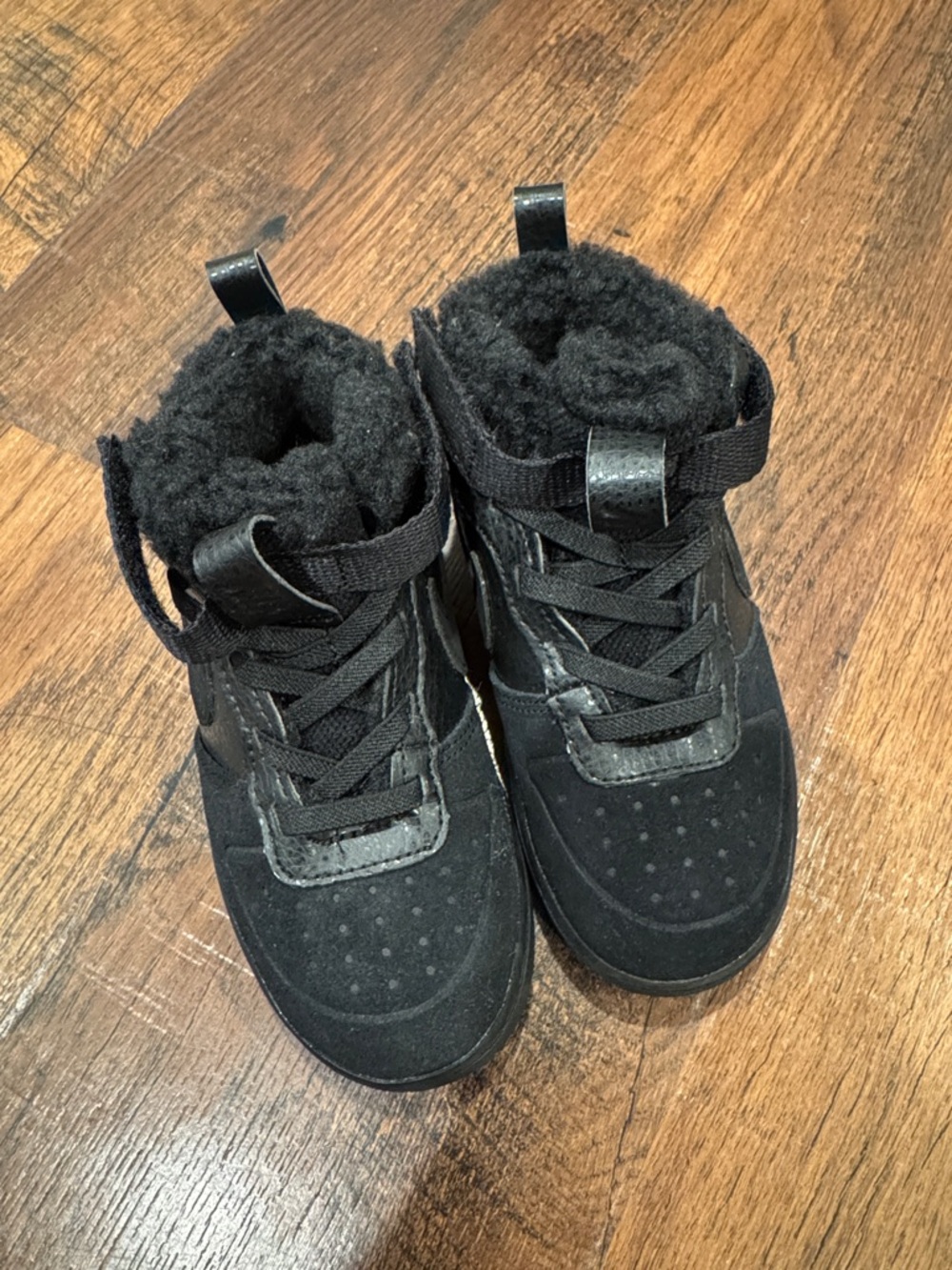 Kids Black Fleece-Lined High-Top Sneakers
Nike court borough mid 2D 9C